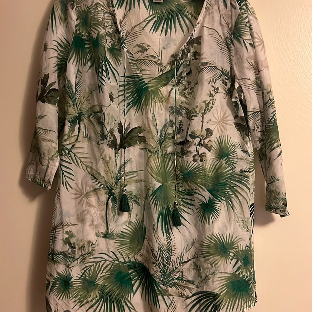 Beautiful semi sheer Tommy Bahama blouse size XS